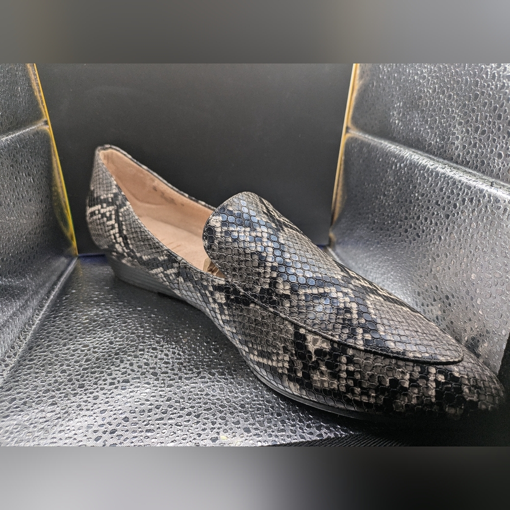 Snakeskin heeled loafer